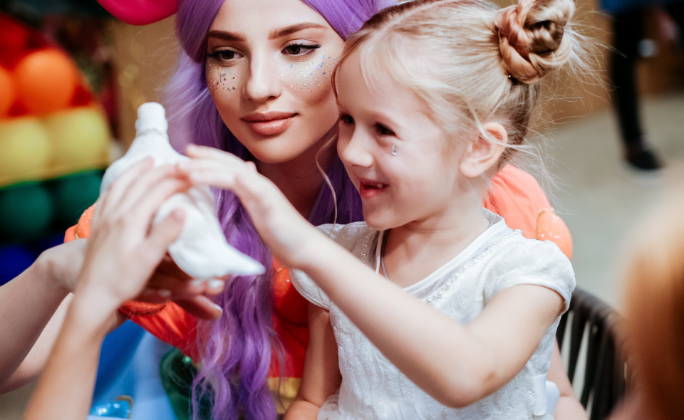 Профессиональный аниматор с ребенком на празднике