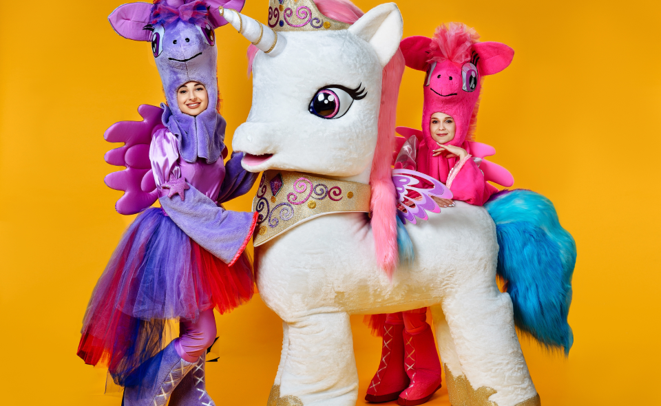 Аниматор находит контакт с застенчивым ребенком